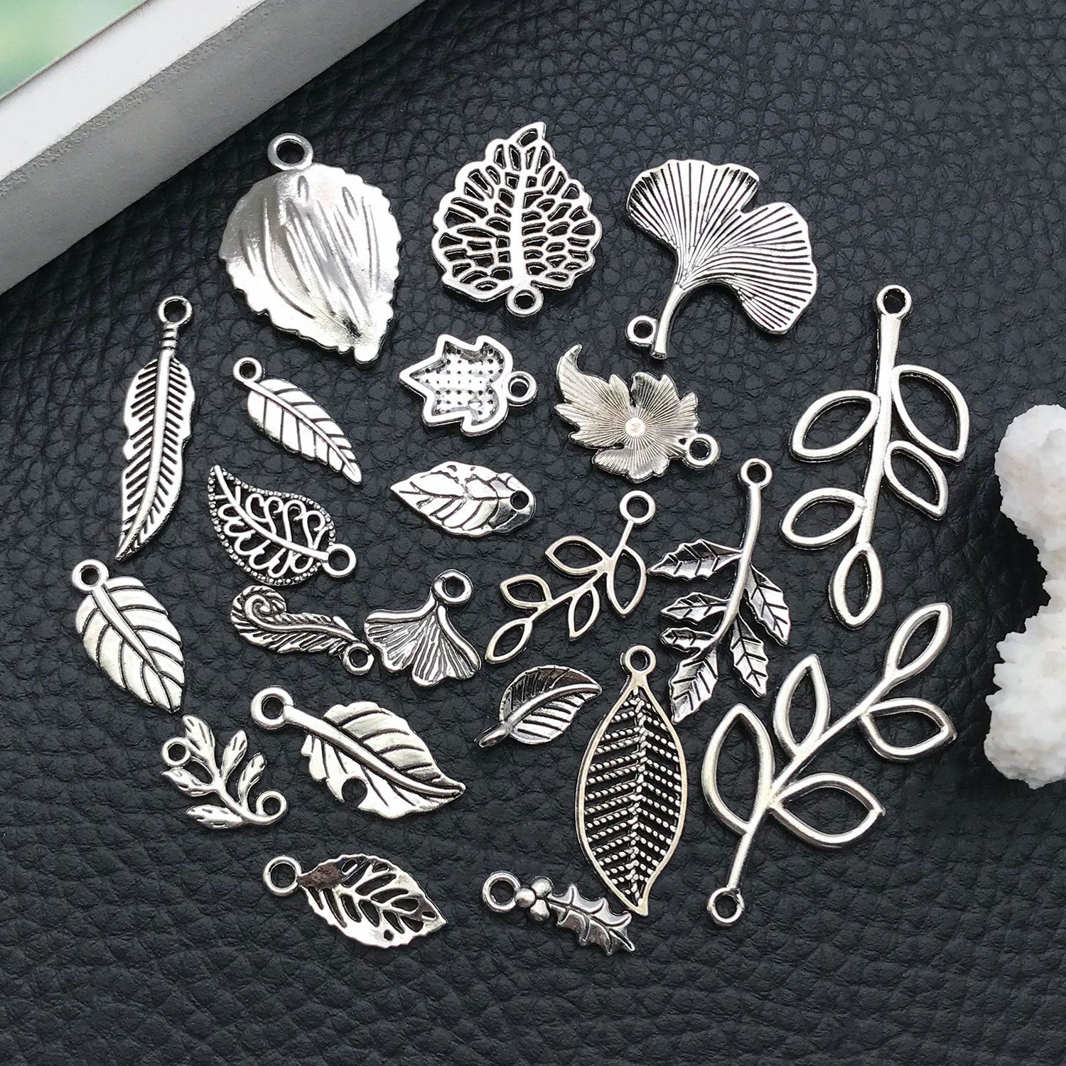 Antique Zinc Alloy Leaf Shape Charm Pendant for DIY Earrings Necklace Bracelet Making
