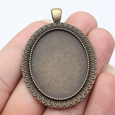 Front view of rope-edge oval settings in the pictured finish