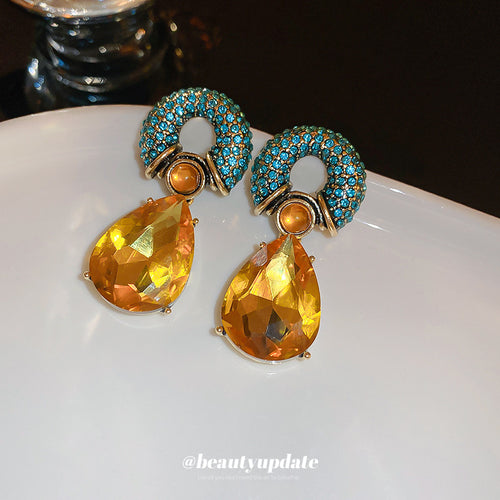 蓝绿色水钻半圆与香槟色水滴耳坠 displayed as a pair