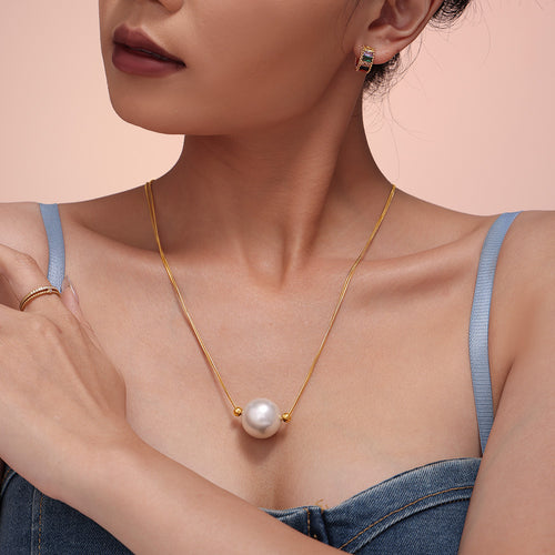 Neckline view of large imitation pearl pendant necklaces in main image 1.