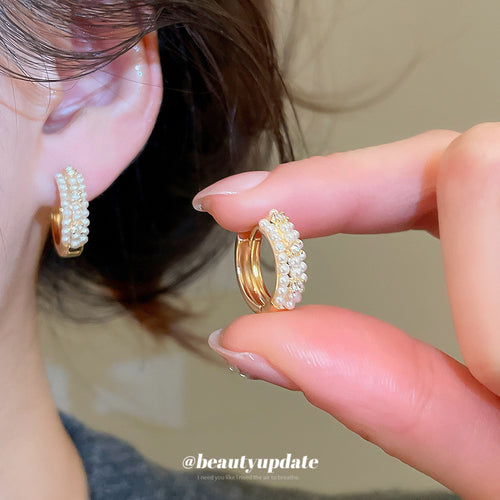 金色水晶排珍珠耳扣 shown worn at the ear or neckline