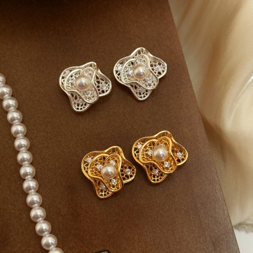 First product image highlighting openwork flower frames, center pearls and small clear crystals