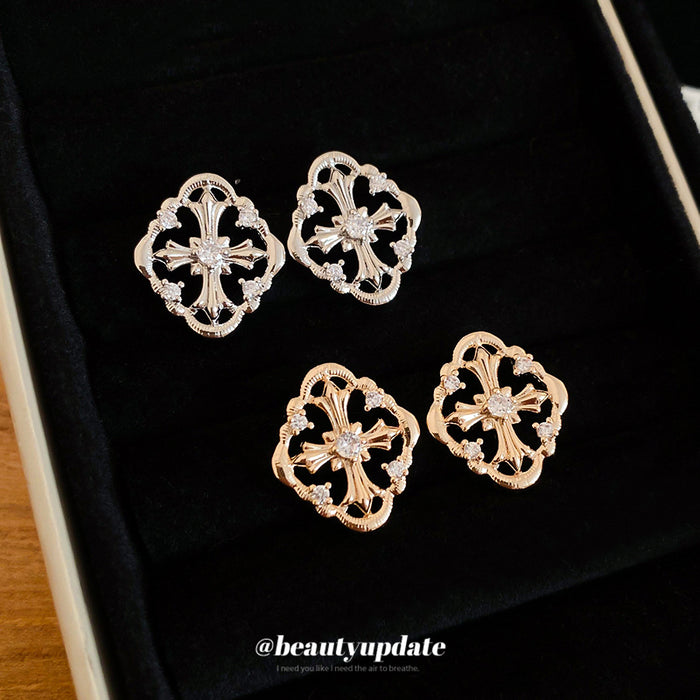 Openwork Quatrefoil Stud Earrings in Gold and Silver