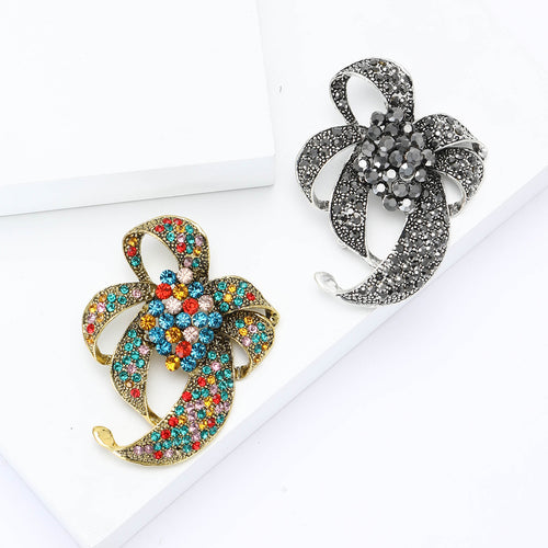 Front view of the looped bow brooch