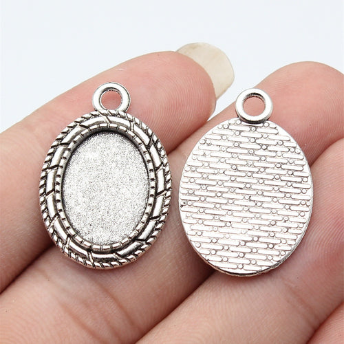 Close-up of the braided oval cabochon tray