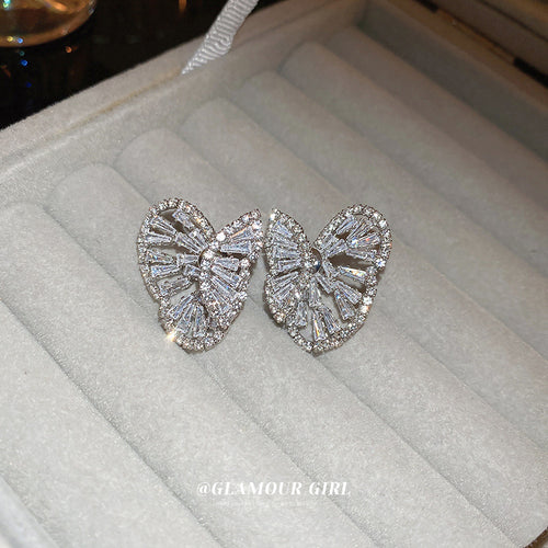 银色水晶蝴蝶耳钉 shown worn at the ear