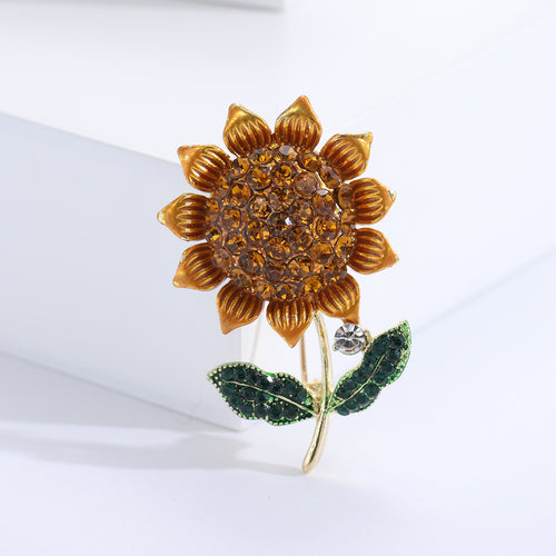 Angled display of the brooch design