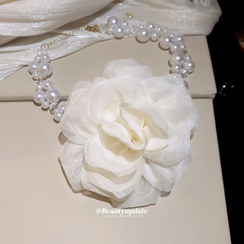 A display view of the white flower pearl necklace.