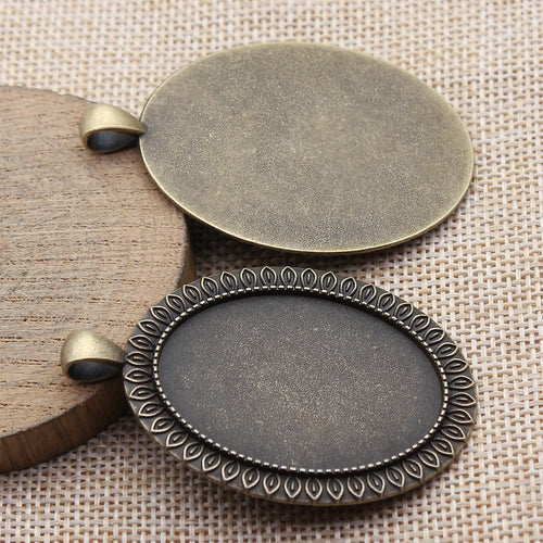 Angled view of rope-edge oval settings in the pictured finish