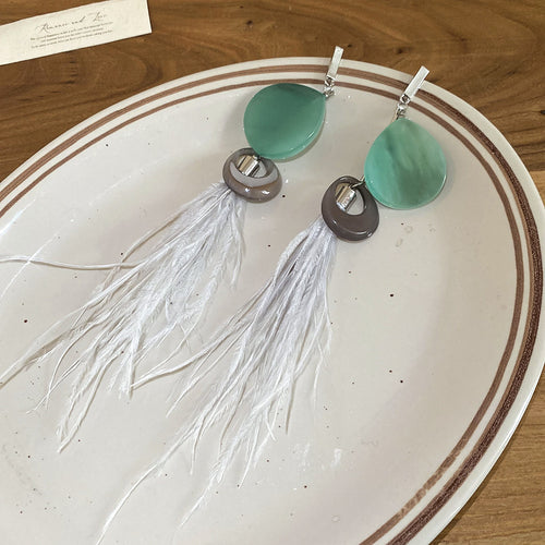 树脂圆片羽毛流苏耳钉 shown in product image 2