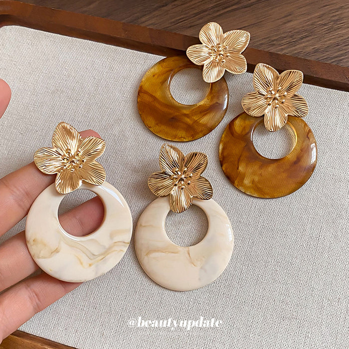 Resin Ring Flower Stud Earrings in Polished Statement Design