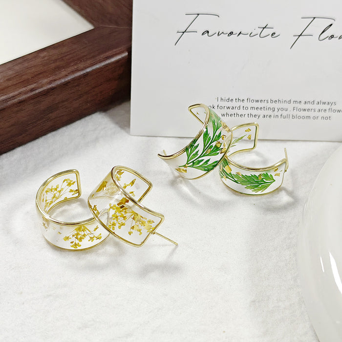 Clear Resin Dried Flower Gold Rim Hoop Earrings 2 Colors