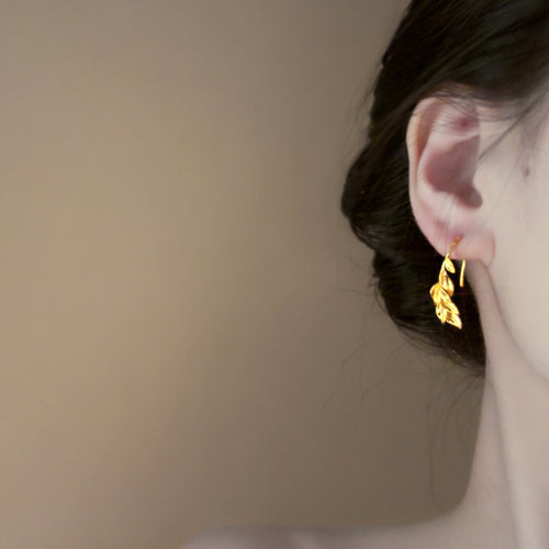 Styled view showing the jewelry worn and its color contrast