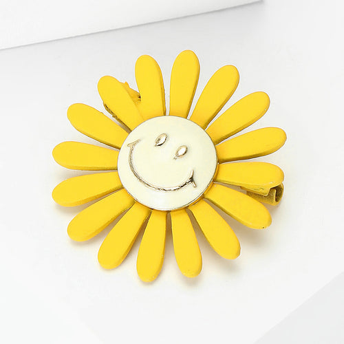 smiling daisy brooch displayed on a product backdrop