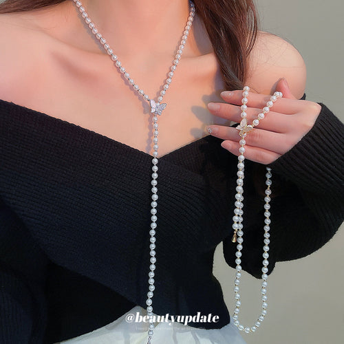 珍珠串珠蝴蝶项链 shown worn at the ear or neckline