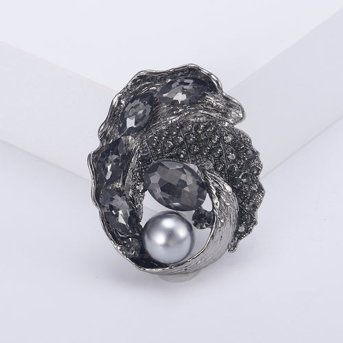 Angled product view of 珍珠彩色水晶巢形胸针 showing surface color and shine