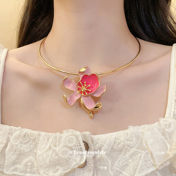 Gold Tone Collar Necklace With Pink Flower Pendant