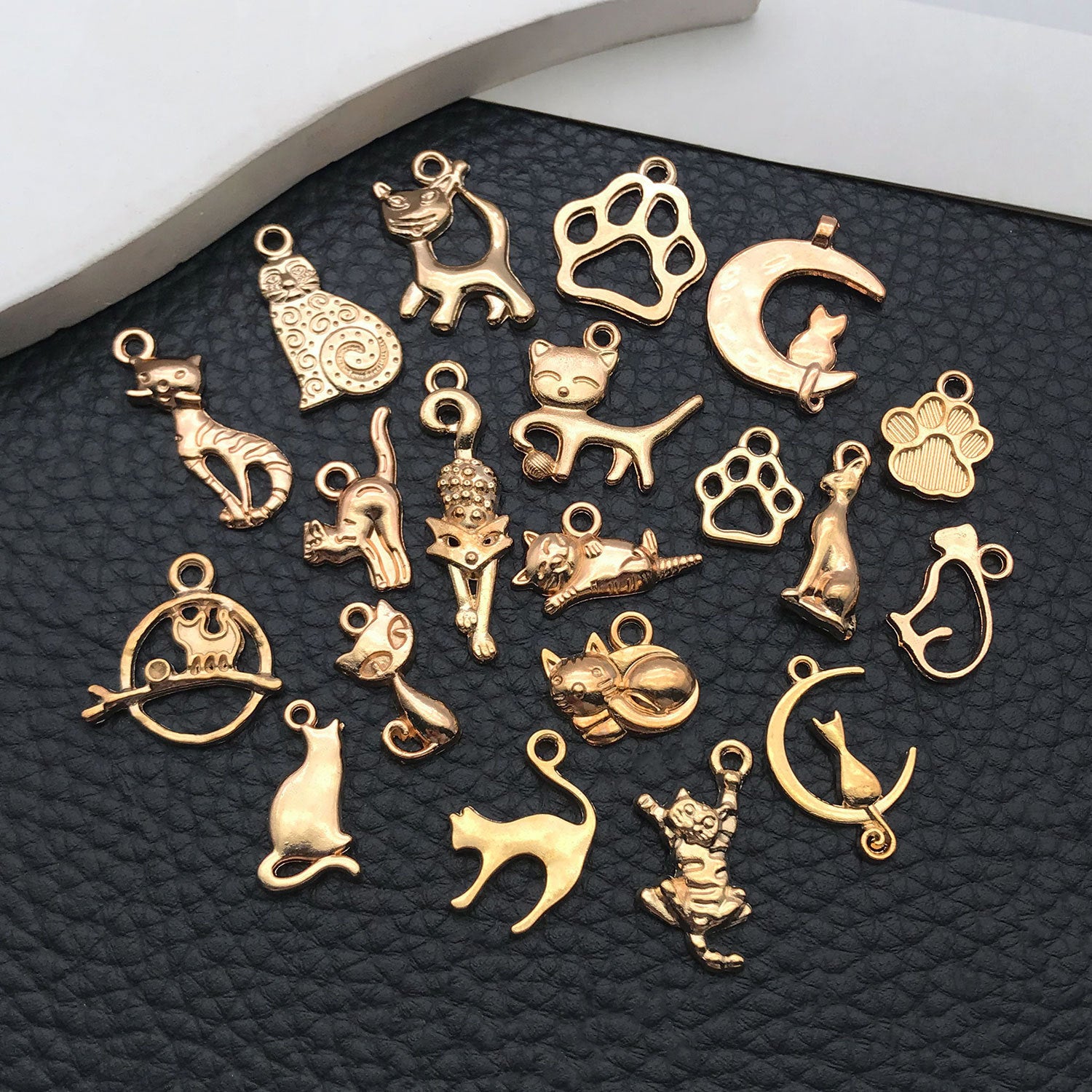 KC Gold Zinc Alloy Cat Animal Charm Pendant for Bracelets Necklaces and Earrings