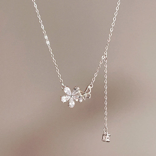 Angled close view of 花朵蝴蝶流苏银色项链