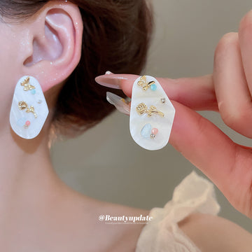 White Oval Floral Inlay Stud Earrings in Gold Tone