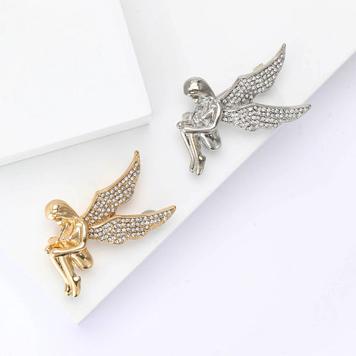 水钻天使 brooch shown from the front on a white background