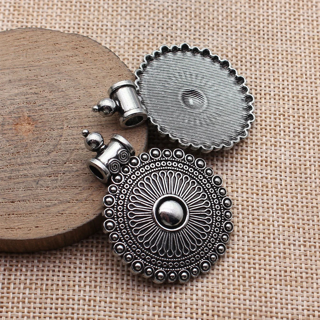 48x35mm 7.7g Blackened White K Tone Zinc Alloy Ornate Round Medallion Charm Pendant for DIY Necklace