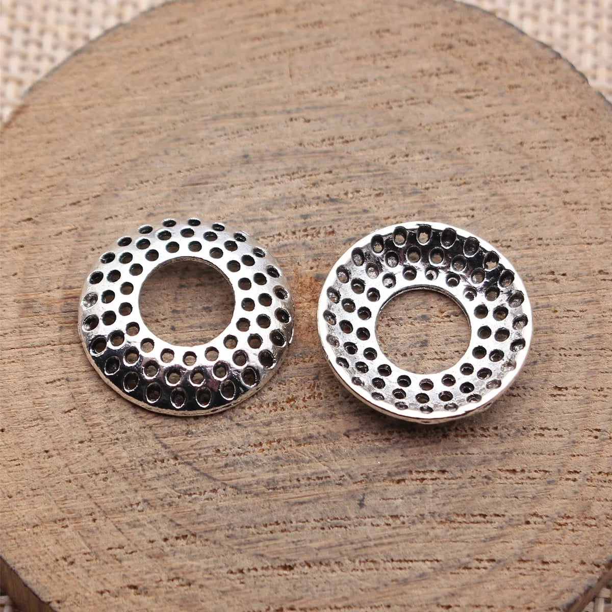 18x18x3.3mm 1g Antique Silver Zinc Alloy Pitted Flower Bead Cap Jewelry Findings for DIY Pendant Making