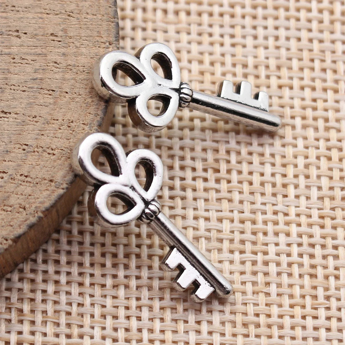 25x11mm 1.5g Blackened White K Color Zinc Alloy Key Charm Pendant for DIY Necklace Bracelet Making
