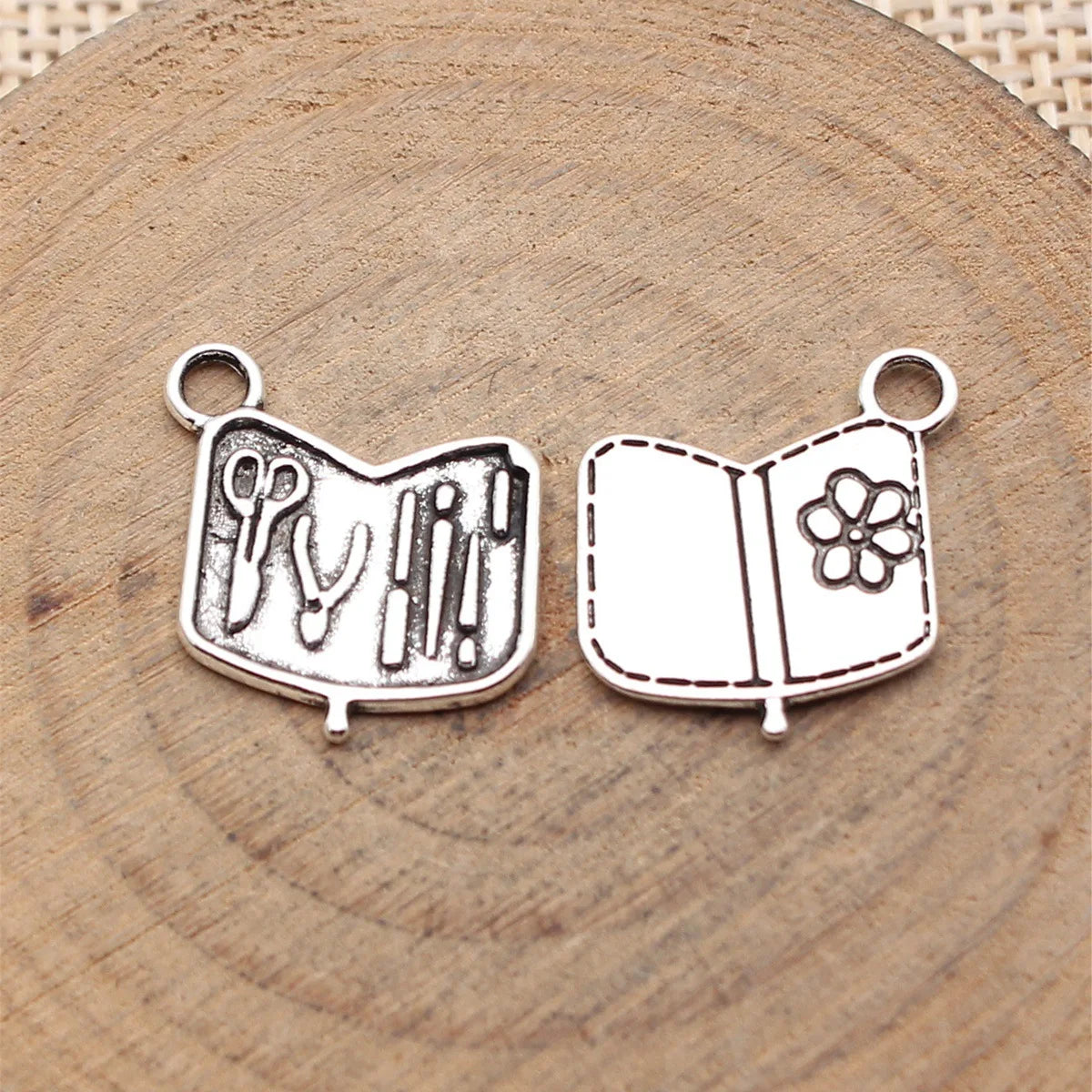 18x16mm 1g Antique Silver Zinc Alloy Manicure Tools Charm Pendant for DIY Bracelet Making