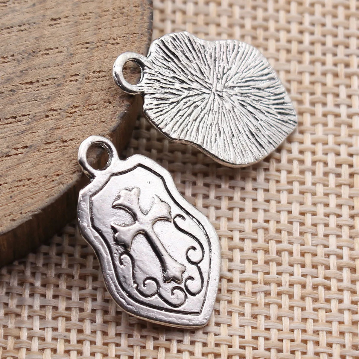 24x15mm 1.6g Antique Silver Zinc Alloy Shield Charm Pendant for Necklace Bracelet Jewelry Making