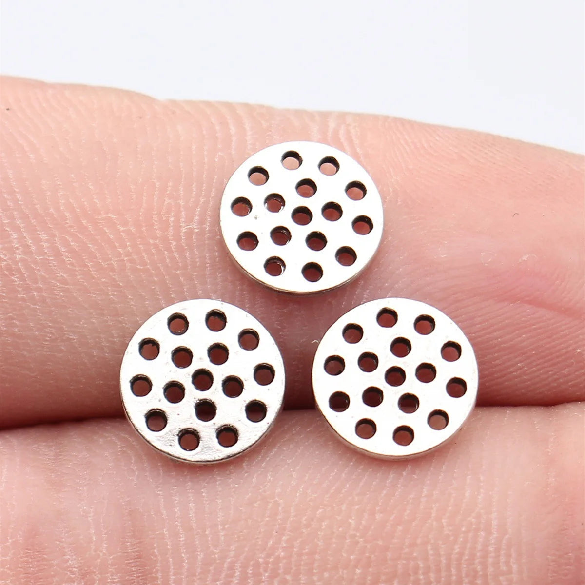 9.5x9.5x1.1mm 0.4g White K Plated Zinc Alloy Multi-Hole Round Disc Jewelry Findings for DIY Bracelet Making