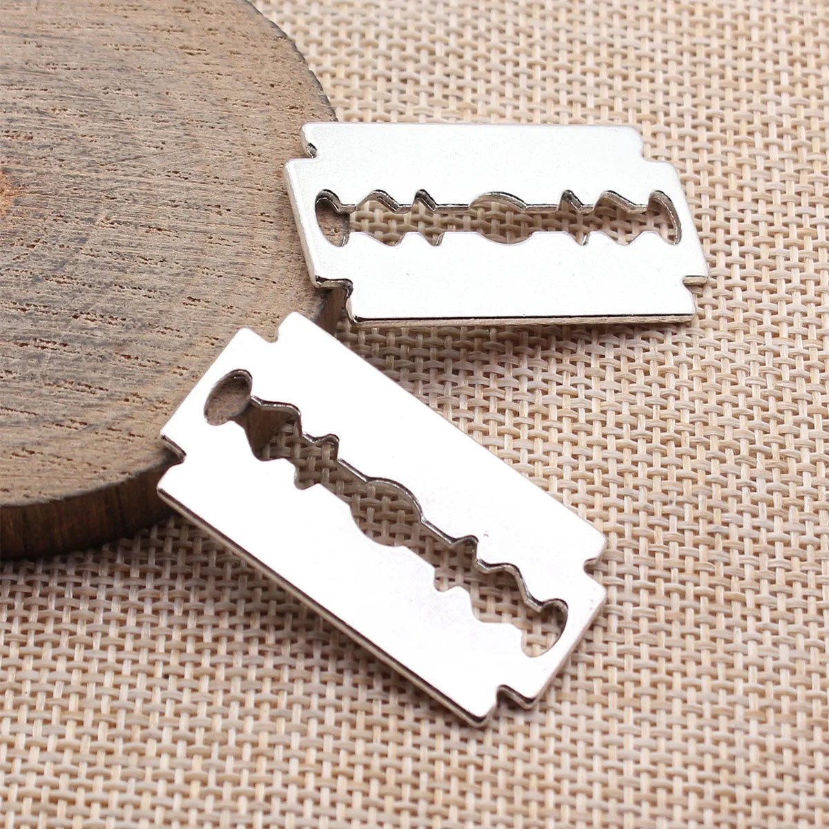 39x21mm 7.4g Antique Silver Zinc Alloy Manual Razor Blade Charm Pendant for DIY Necklace Making