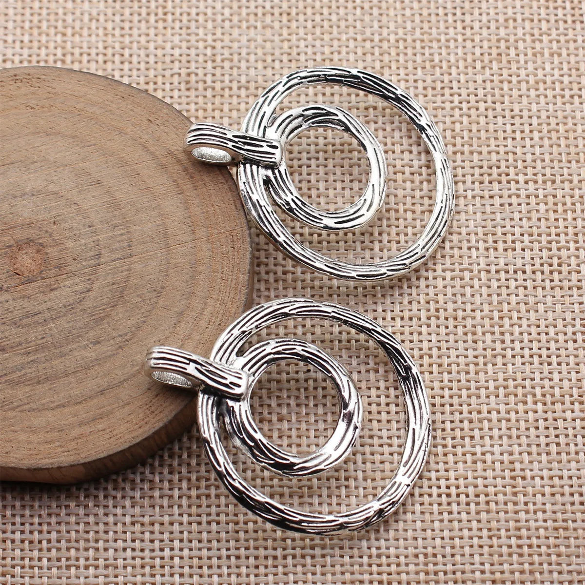 43x35mm 6.5g Antique Silver Zinc Alloy Double Round Ring Vine Pattern Geometric Hollow Pendant for DIY Jewelry