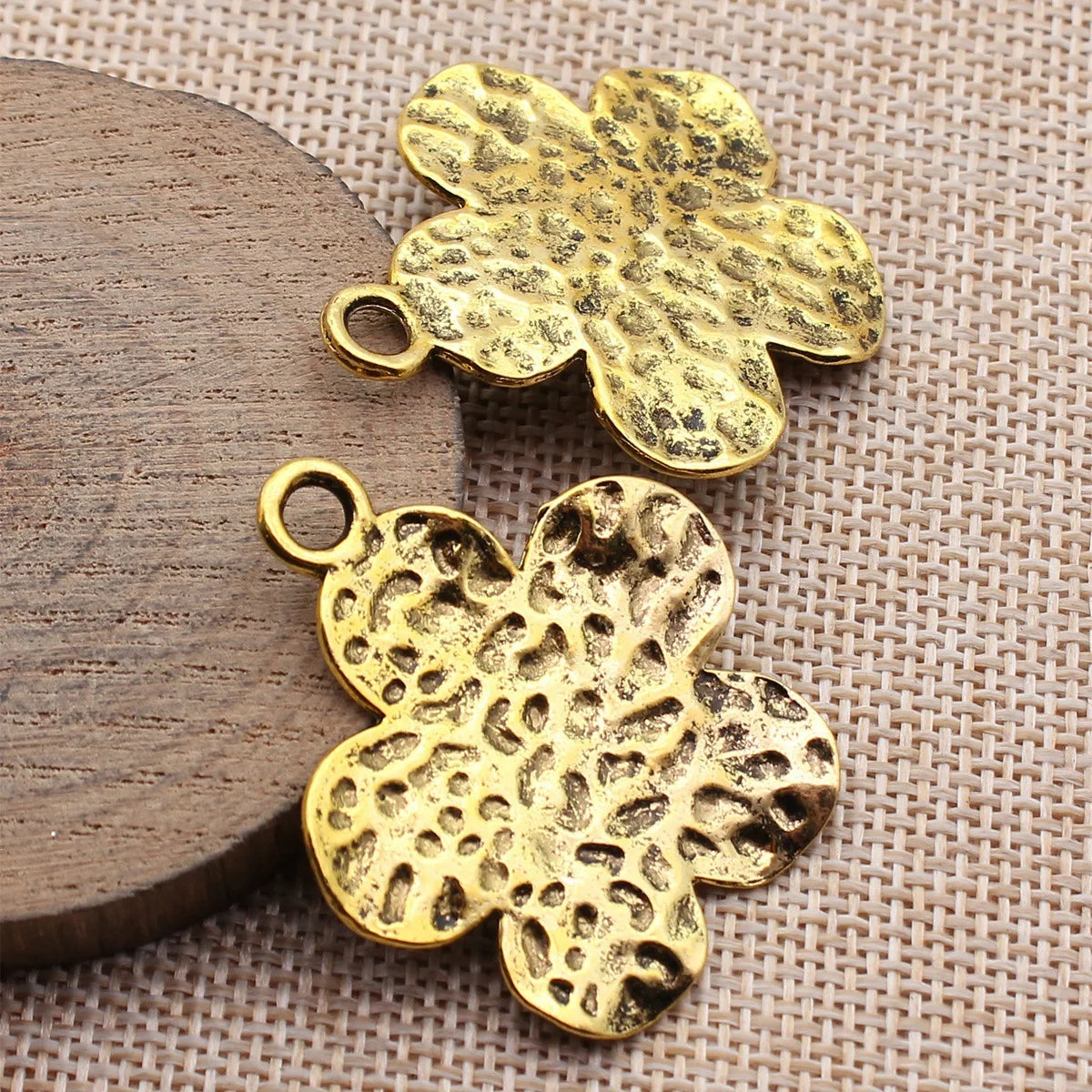 42x37mm 5.4g Antique Gold Zinc Alloy Hammered Flower Charm Pendant for DIY Necklace Making