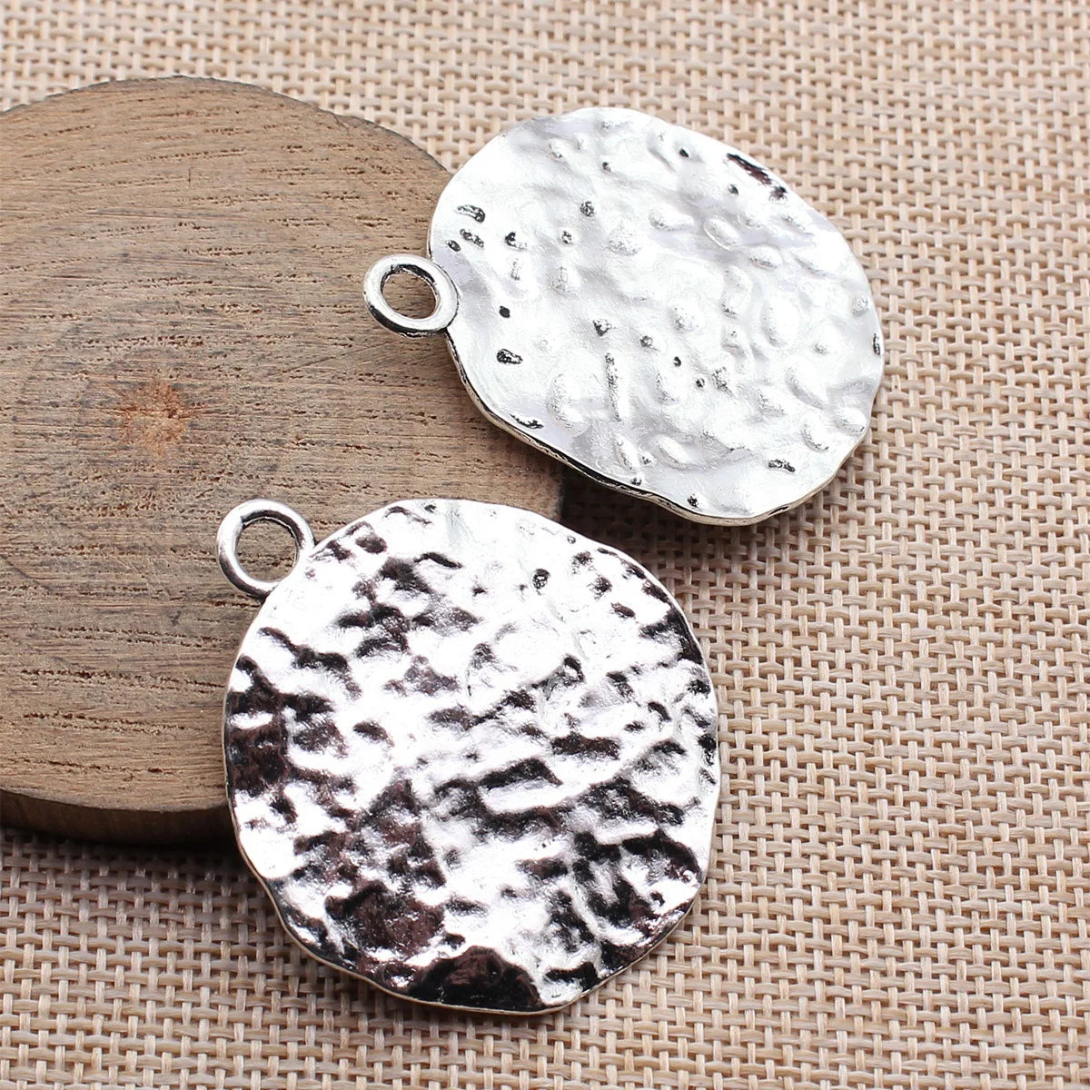 46x40mm 8.4g Antique Silver Zinc Alloy Hammered Wavy Round Disc Charm Pendant for DIY Jewelry Making