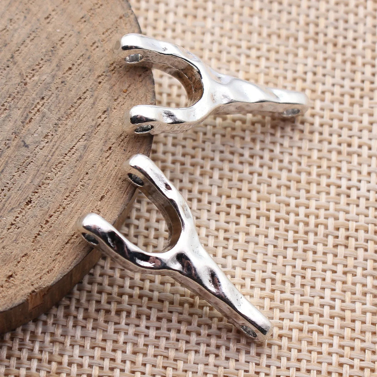 29x13x5mm 3.3g Antique Silver Zinc Alloy Hammered Wishbone Connector Charm for Bracelet Jewelry Making