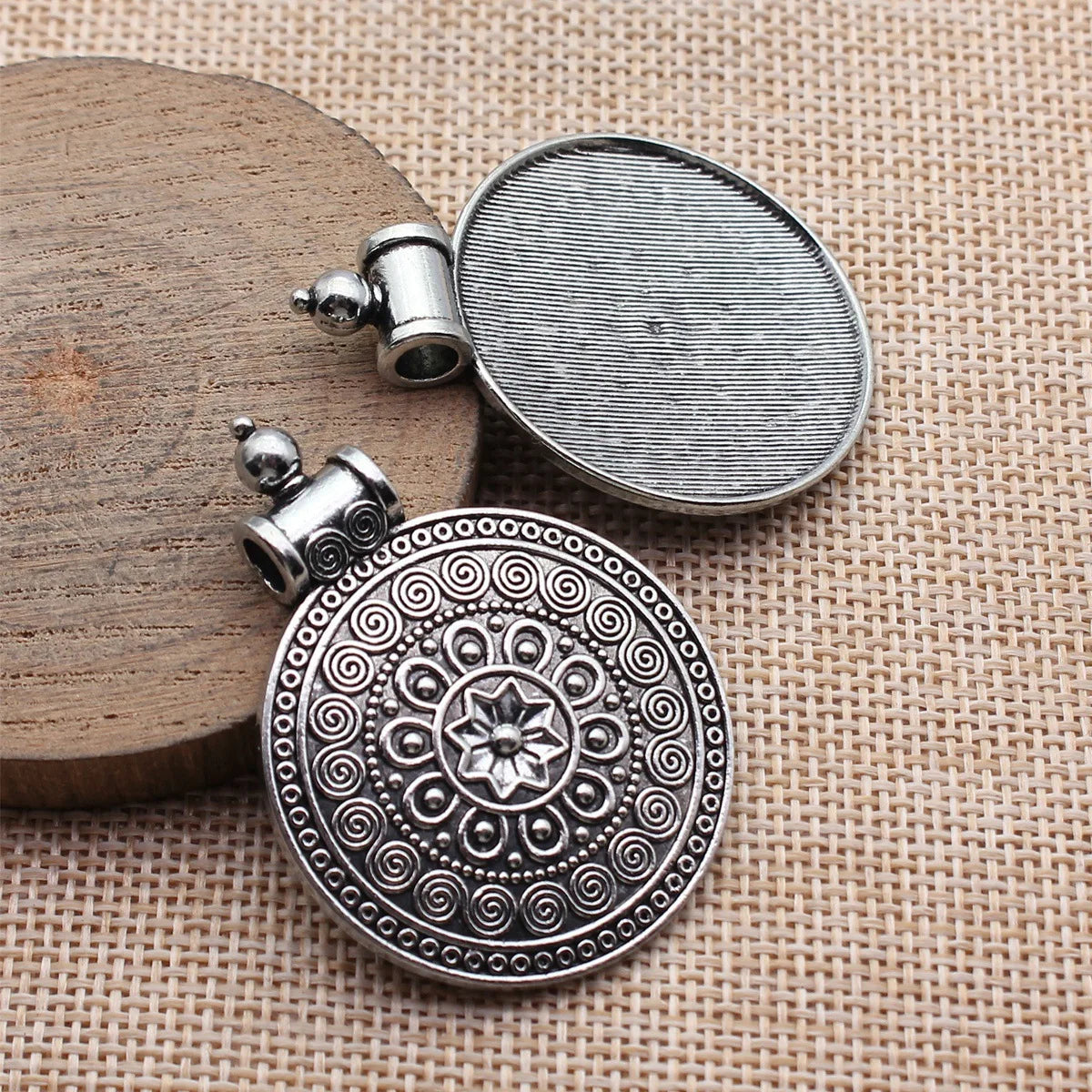 49x36mm 7.6g Blackened Silver Tone Zinc Alloy Ornate Round Tag Charm Pendant for DIY Jewelry Making
