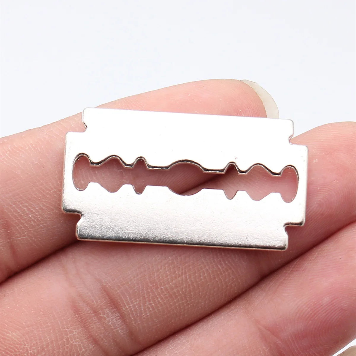 39x21mm 7.4g Antique Silver Zinc Alloy Manual Razor Blade Charm Pendant for DIY Necklace Making