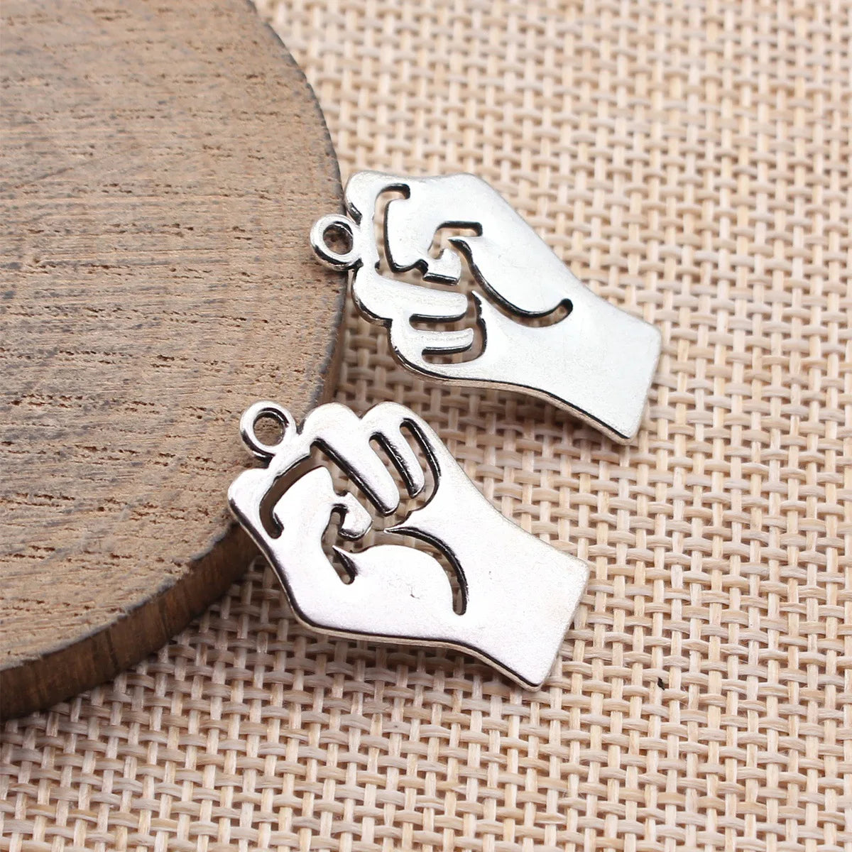 27x17mm 2.3g Antique Silver Zinc Alloy Fist Gesture Charm Pendant for DIY Necklace Bracelet Jewelry