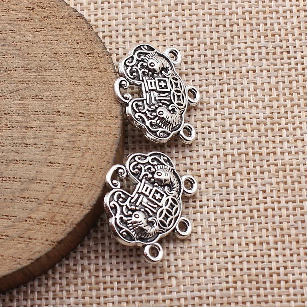 20x20mm 3.5g Antique Silver Zinc Alloy Double Sided Fu Lock Connector Charm for DIY Bracelet Making