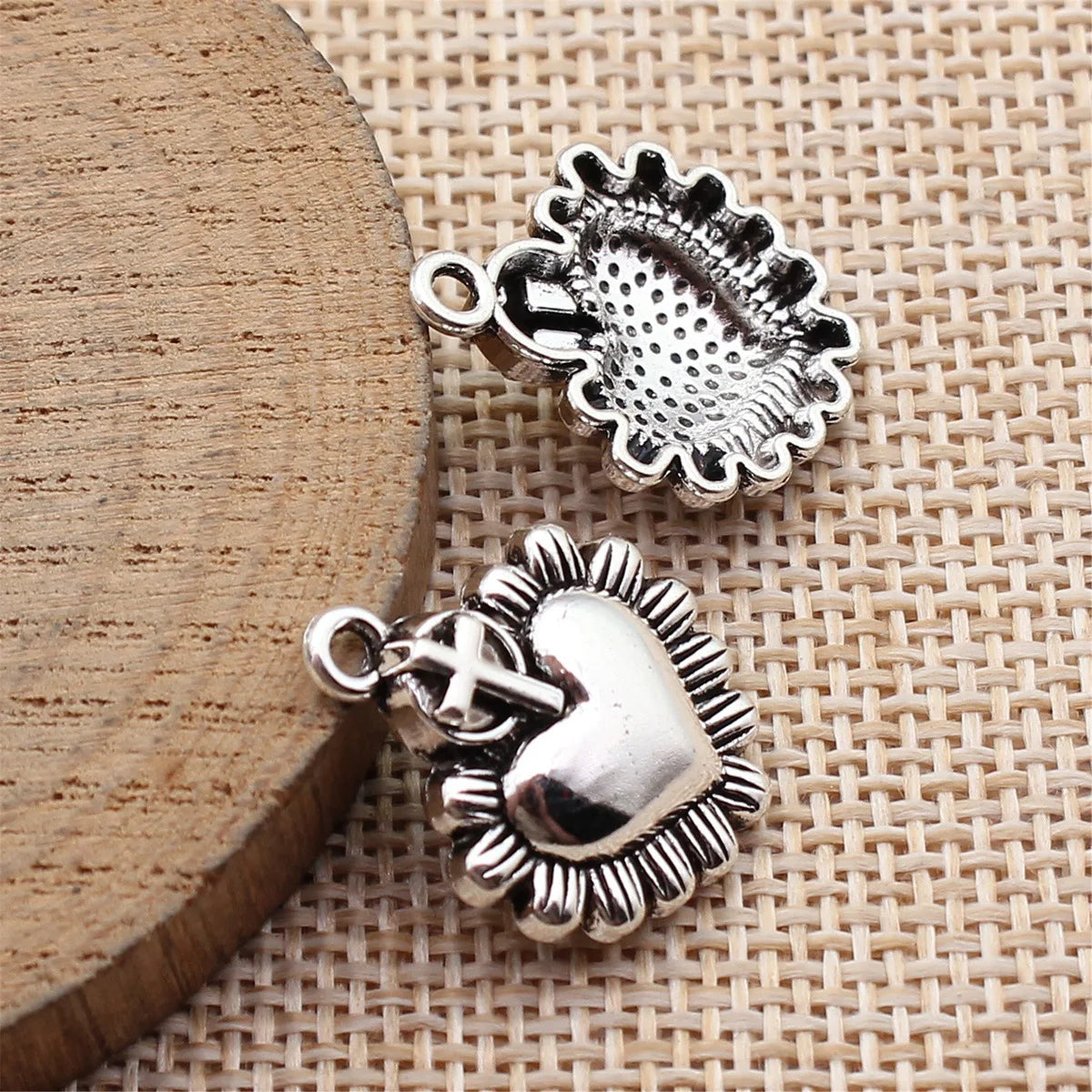 22x18mm 1.8g Antique Silver Zinc Alloy Gothic Cross Heart Charm Pendant for DIY Necklace Jewelry