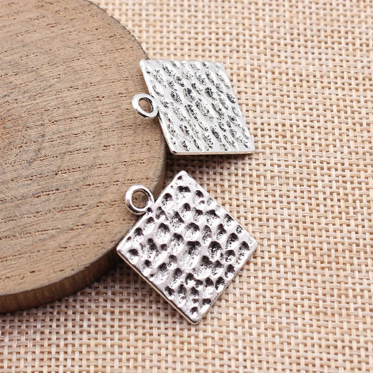 25x20x1.3mm 2.8g Antique Silver Zinc Alloy Hammered Square Tag Charm Pendant for DIY Jewelry Making