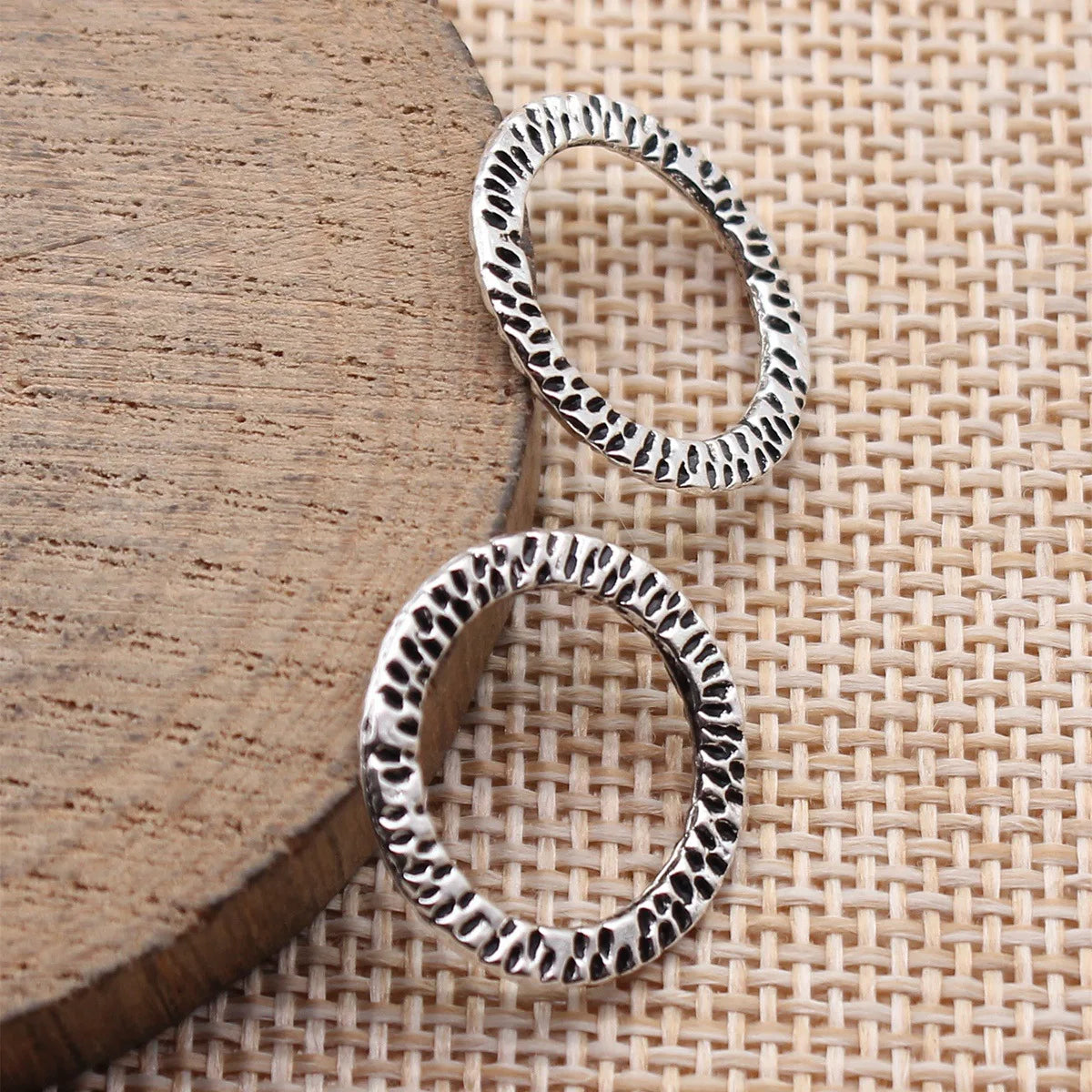 19x19mm 0.9g Antique Silver Zinc Alloy Pitted Round Ring Connector Charm for Necklace Bracelet Making