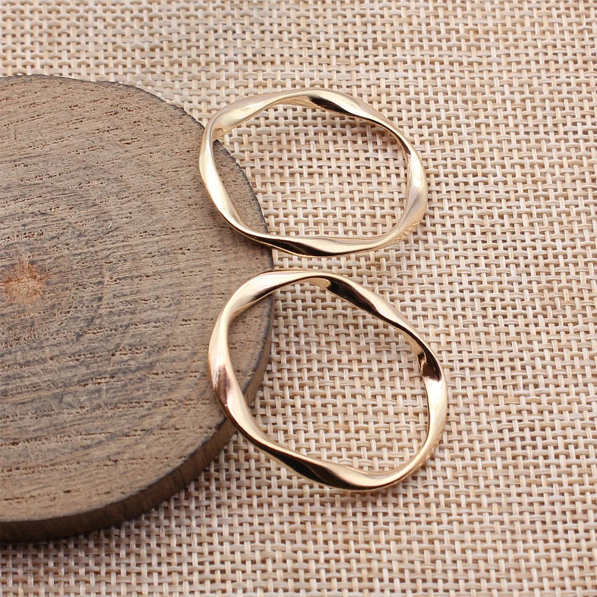 33x27mm 2g Multicolor Zinc Alloy Irregular Hollow Twisted Geometric Oval Ring Charm Pendant for DIY Jewelry
