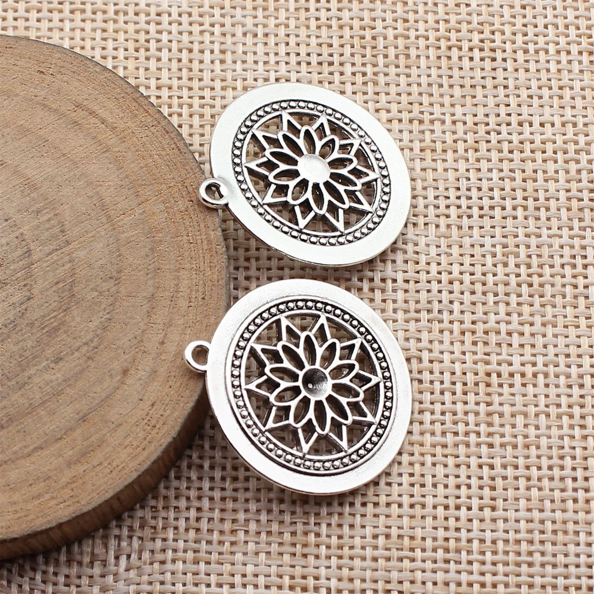 28x25mm 3.1g Antique Silver Zinc Alloy Round Flower Filigree Charm Pendant for DIY Jewelry Making