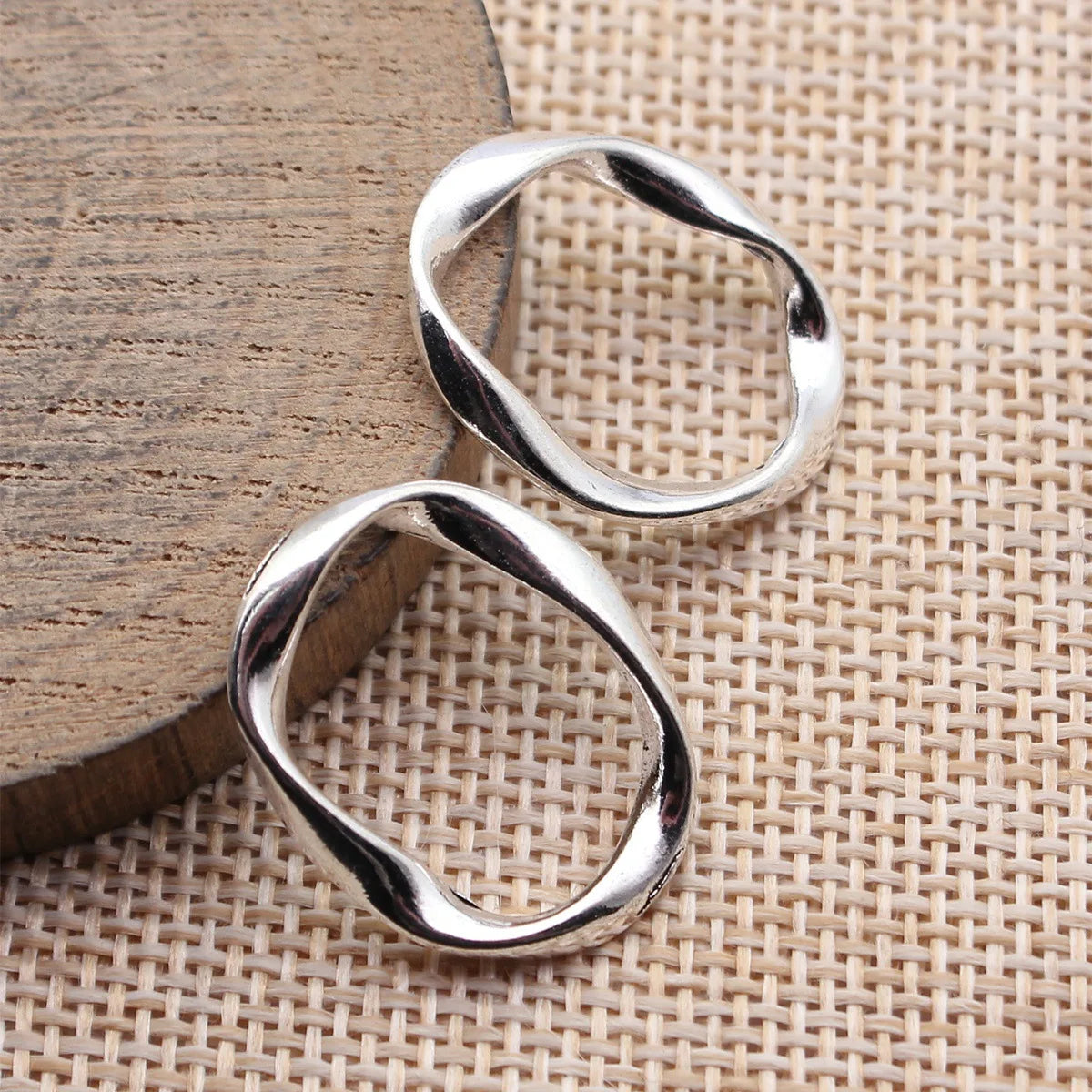 25x20mm 1.7g Multicolor Zinc Alloy Irregular Hollow Twisted Geometric Oval Ring Charm Pendant for DIY Jewelry