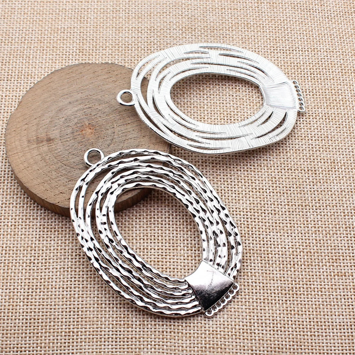 76x53mm 19.3g White Gold Color Zinc Alloy Layered Hammered Oval Round Charm Pendant for DIY Statement Necklace