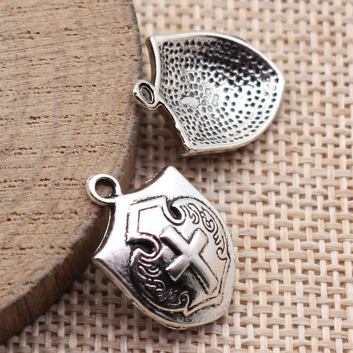 21x14mm 1.3g Antique Silver Zinc Alloy Cross Shield Charm Pendant for DIY Bracelet Necklace Making