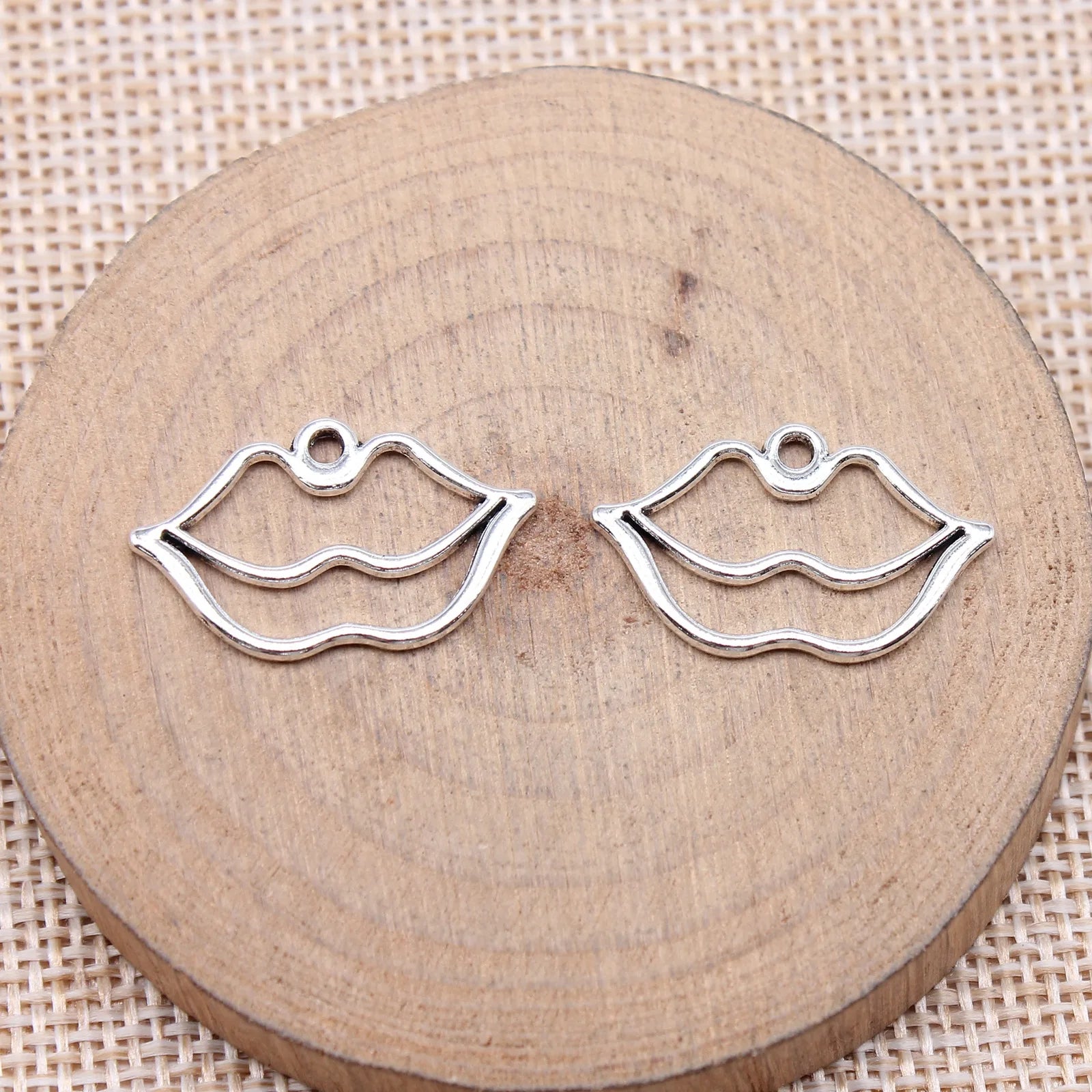 15x24mm 0.91g Antique Silver Zinc Alloy Lips Charm Pendant for DIY Necklace Bracelet Jewelry Making
