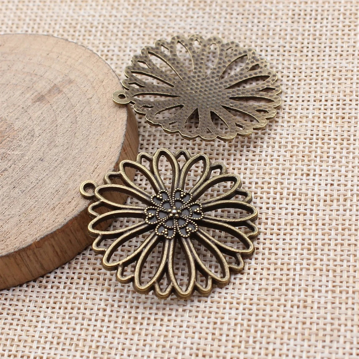 38x35mm 4g Antique Bronze Zinc Alloy Flower Filigree Charm Pendant for DIY Necklace Jewelry Making